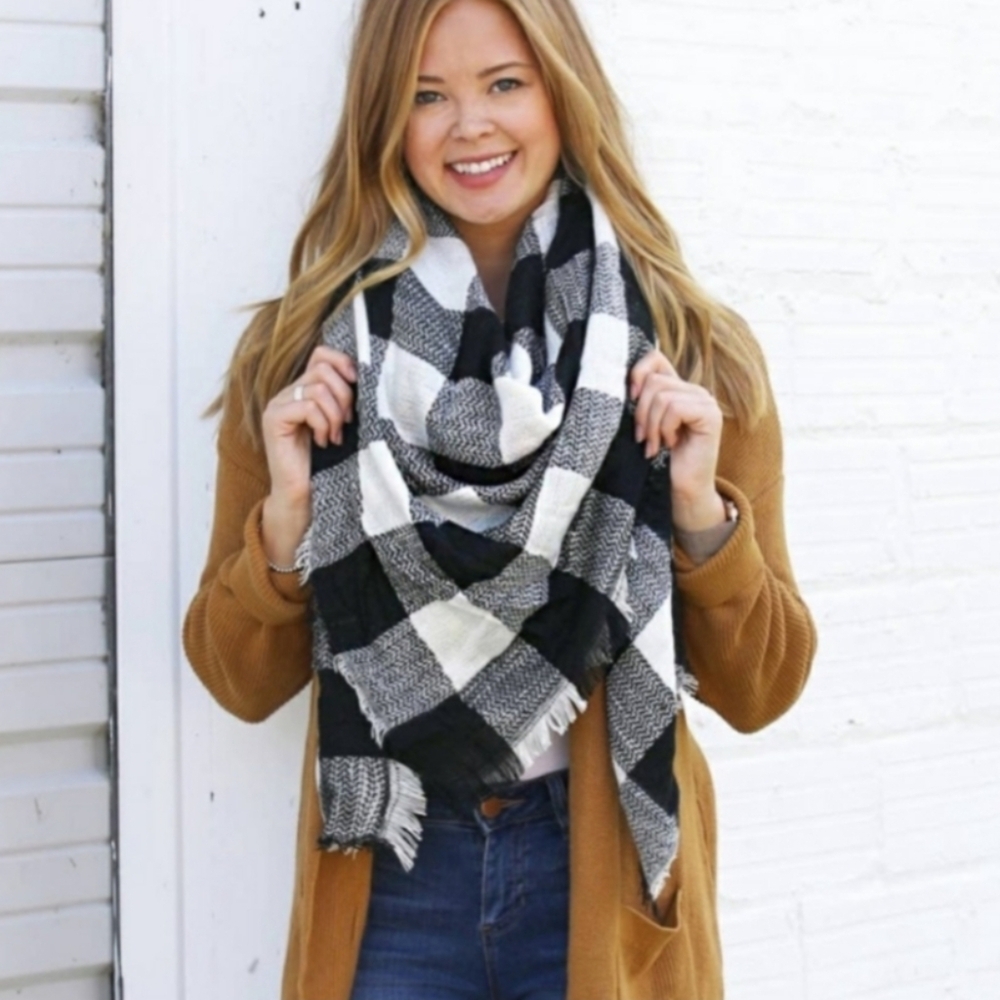 Black and White Checkered Scarf - Picture 4 of 4